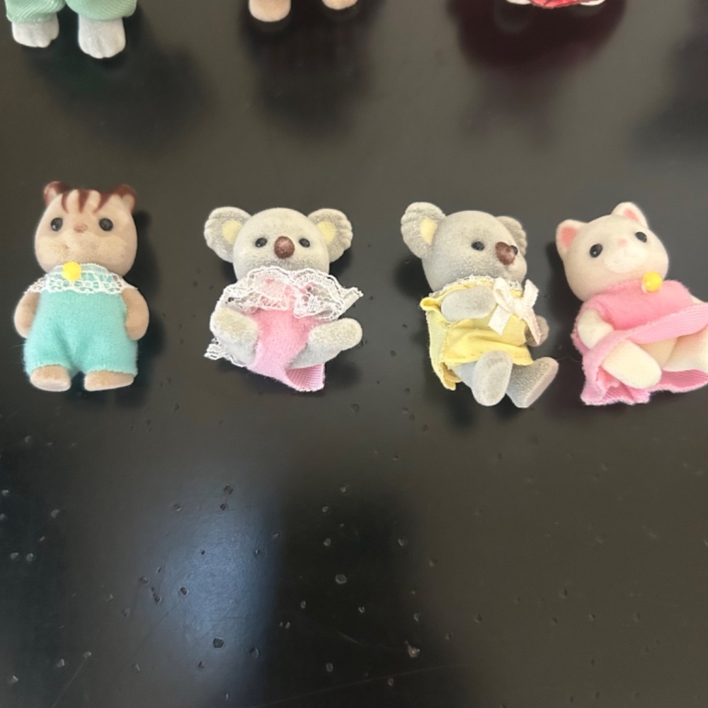 Calico Critter Family Epoch Lively Tree with Family - Picture 10 of 12